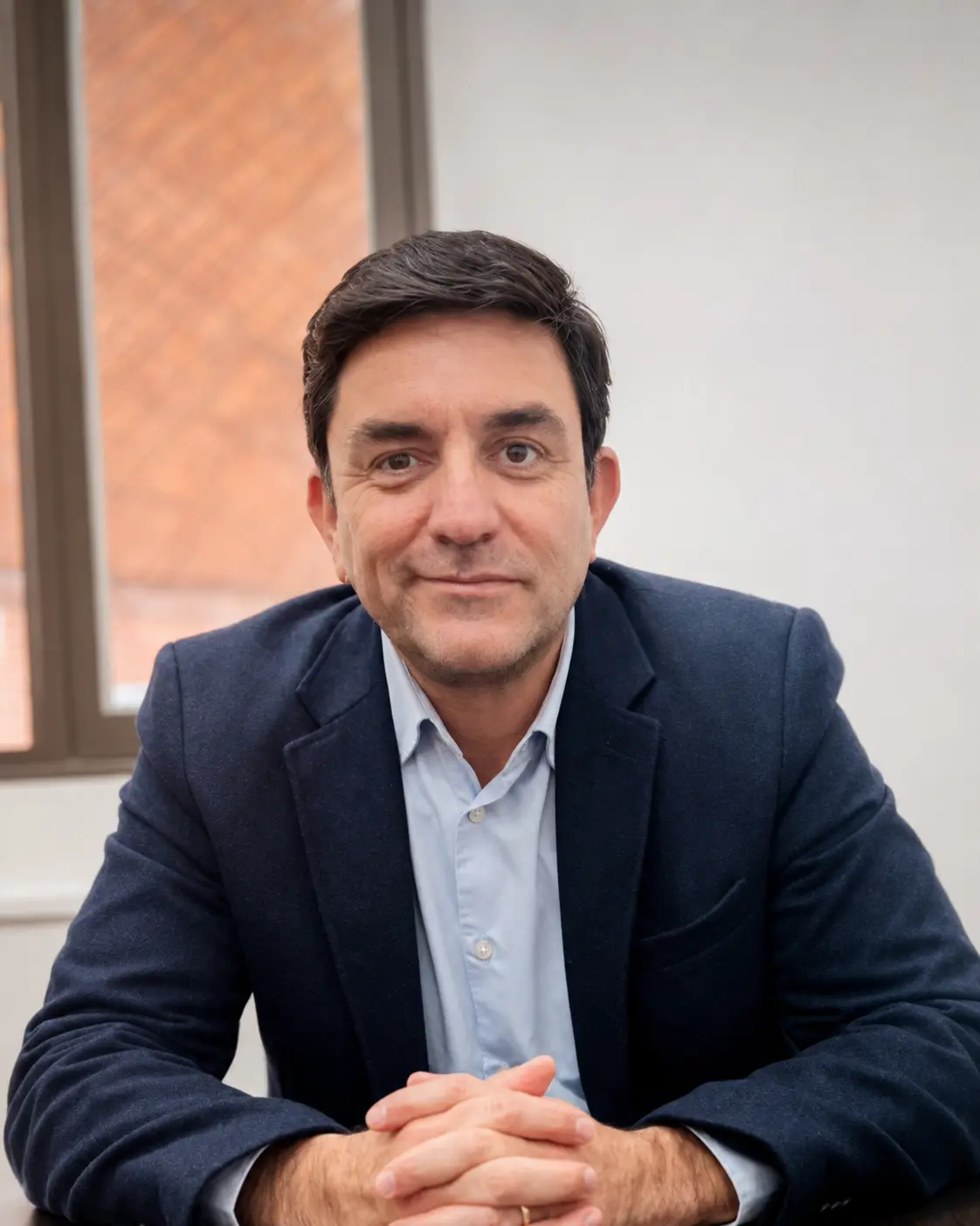 Retrato profesional del Dr. José Herrera