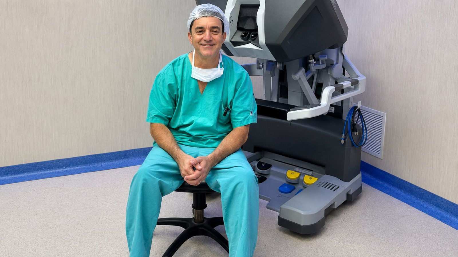 José Herrera junto a tecnología de cirugía robótica